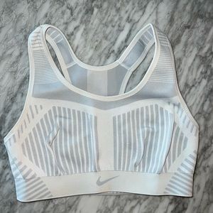 Activewear :crop top Nike